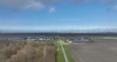 Hollanda polderi, Swifterband, Hollanda 'da tarımsal manzara, Ijsselmeer' e bakıyor. Hava görünümü.