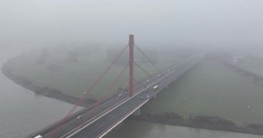 Beeckerwerther Köprüsü, Duisburg, Almanya, sisli havada Ren nehrinin üzerindeki Autobahn altyapısı. Hava görünümü.