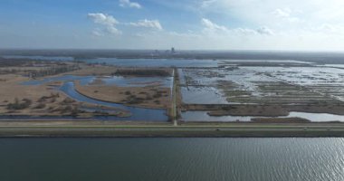 Doğa rezervi Markermeer boyunca Oostvaarderplassen, arkaplanda Almere silueti hava aracı görünümü.