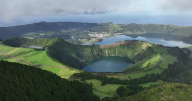 Sete Cidades, Azores adasındaki krater gölü manzarası. Doğa manzarası, ağaçlar, yeşiller, manzara ve bakış açısı. Hava görünümleri.