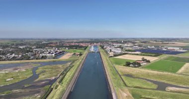 Zierikzee 'de Havenkanaal, Zeeland, Hollanda. Denize açılan su yolu. Hava aracı görünümü.