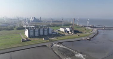 Eemshaven, Hollanda 'daki elektrik santrali, enerji, elektrik. Hava aracı görünümü