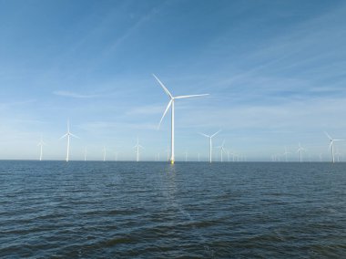 Açıklardaki rüzgar türbinleri, yakın görüş, rüzgarlar ve muazzam miktarda enerji üretiyor. Afsluitdijk, Hollanda.