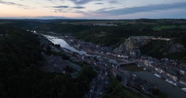 Dinant, Belçika geceleri, merkezde hava aracı, Meuse nehri. Hava görünümü.