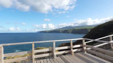 Azores 'in sahil şeridinde deniz feneri manzarası, S. Miguel. Portekiz. Kış ılıman iklim.