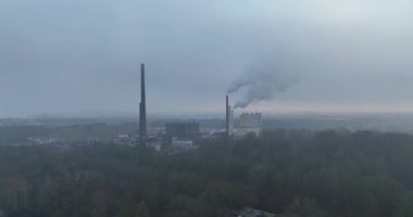 Metal endüstrisi Duisburg, Almanya 'da ve çevresinde. Sis içindeki büyük metal fabrikası, sis koşulları. Hava görünümü.