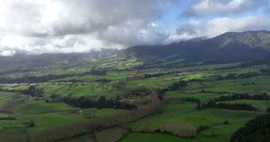 Sao Miguel 'in yeşil manzarası, Portekiz bakış açısı, dağlar, volkanik oluşmuş ada, yürüyüş ve macera manzarası. Genel Bakış.