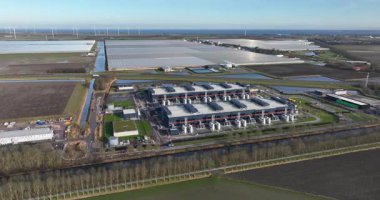 Geniş ölçekli veri tabanı, vitrin, yapay zeka, süper bilgisayar, kuantum hesaplama, bilişim altyapısı. Dış bina inşa ediliyor. Hava indirme videosu.