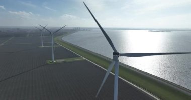 Almere, Flevoland, Hollanda, 23 Şubat 2025 A.S.R. Windpark Jaap Rodenburg II 'deki rüzgar türbini, yenilenebilir enerji, enerji geçişi, sürdürülebilir iklim. Hava aracı görüntülemesi.