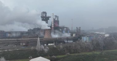 Duisburg, Almanya çevresindeki çelik endüstrisi. Metal üretimi, patlama fırını. Almanya 'nın ağır sanayii. Hava görünümü.