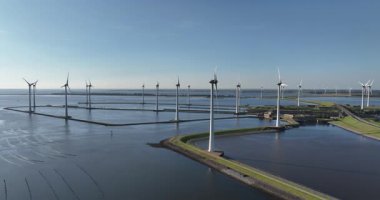 Rüzgar türbinleri, hendekler, sel engelleri, kanallar kilitleri ve balıkçı kapsülleri. Krammersluizen, Zeeland, Hollanda. Hava görünümü.