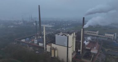 Metal endüstrisi Duisburg, Almanya 'da ve çevresinde. Sis içindeki büyük metal fabrikası, sis koşulları. Hava görünümü.