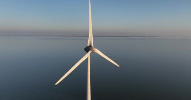 Rüzgar türbini gün batımında, altın saat eryel drone görüntüsü.