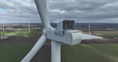 Yel değirmeni, türbin kulesi, yenilenebilir enerji türbini hava aracı görüntülerini kapatın..
