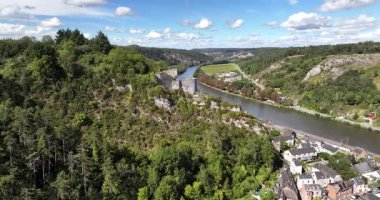 Crevecoeur Şatosu, Dinant, Belçika. Meuse Nehri. Hava görünümü.