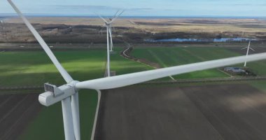 Rüzgar türbini Oostvaardersplassen, Flevoland, Hollanda 'nın hemen yanında. Havadan yakın görünüm.