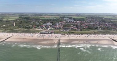 Domburg, Zeeland plajı insanların yüzdüğü, güneşlendiği, yaz aylarında dinlendiği bir yer. Turistik eğlence için. Hava aracı görünümü.