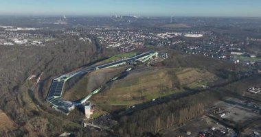 Alpincenter Bottrop, kapalı kayak salonu, Ruhr bölgesinden yapay kömür atığı tepesi üzerine inşa edilmiş. Hava aracı görünümü.