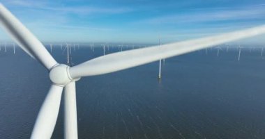 Açık deniz rüzgar türbinleri, rüzgar enerjisi üretimi ve enerjisi. Sürdürülebilir enerji üretimi.