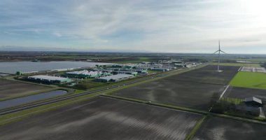 Kuzey Hollanda, Middenmeer, Hollanda 'daki büyük ölçekli veri merkezi. Hava aracı görüntülemesi.
