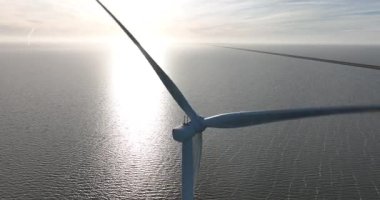 Offshore rüzgâr parkı, açık denizde geniş bir rüzgar türbini görüntüsü. Elektrik üretimi. Hava videosu.