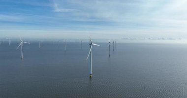 Açık denizde rüzgar türbinleri, rüzgar parkı, yenilenebilir enerji kaynakları, elektrik üretimi. Hava görünümü.