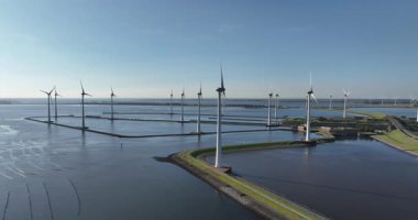 Hava görüntüleri Krammersluizen, Zeeland ve büyük nehirler arasındaki nakliye rotası, ticari nakliye ve eğlence rotaları..