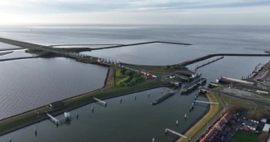 Afsluitdijk, Lorentzsluices 'da kaplama ve kilit kompleksi, bir hava aracı görüntüsü.