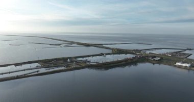 IJsselmeer 'i Wadden Denizi' nden ayıran Kuzey Hollanda ile Friesland arasındaki sel bariyeri. Hava görünümü.