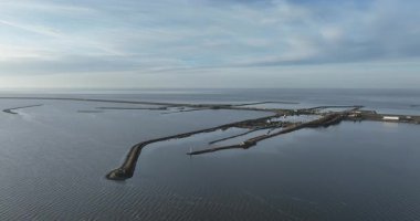 IJsselmeer 'i Wadden Denizi' nden ayıran Kuzey Hollanda ile Friesland arasındaki sel bariyeri. Hava görünümü.