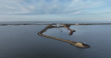 Lorentz kilitleri Kornwerderzand 'daki Afsluitdijk' in kilit kompleksi. Bu yapılar IJsselmeer 'deki su seviyesi ve Wadden Denizi' ne giden ve oradan gelen gemi için önemlidir. Hava görünümü.