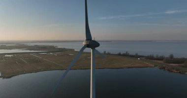 Hollanda, Marken yakınlarındaki Hollanda kırsalında güzel rüzgar türbinleri, rüzgar değirmeni. Yeşil sürdürülebilir enerji üretim endüstrisi. Havadan yakın görünüm.