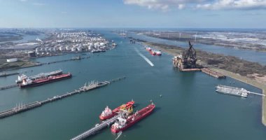 Rotterdam, Caland Kanalı 'ndaki Europoort petrol terminali, petrol ürünleri ve nakliye. Hava aracı görüntülemesi.
