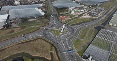 Trafik kavşağı, De snelbinder, Naaldwijk, Hollanda, çoklu şerit trafik kavşağı. Hareket kabiliyeti ve altyapı. Hava görünümleri.