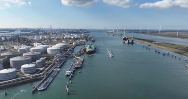 Caland kanalı, Rotterdam limanı, Europoort, nakliye ve büyük sanayi limanı üzerinde hava aracı görüntüsü, gemiler için yakıt ikmal noktası.
