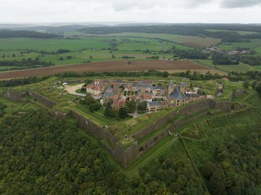 Fransa 'da Montmedy Kalesi. Tarihi sağlamlaştırma ve anıt. Hava aracı videosu.