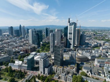Frankfurt am Main, Hessen, Almanya, 11 Mayıs 2024: Frankfurt am Main Skyline, finans bölgesindeki ofis binaları.