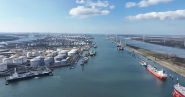 Europoort, Rotterdam, Hollanda 'da büyük bir petrol limanı. Hava aracı görüntülemesi.