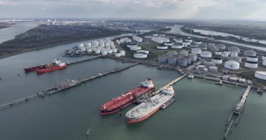 Rotterdam, Güney Hollanda, Hollanda, 15 Mart 2025: Rotterdam, Europoort limanındaki Vopak terminali. Petrol ürünleri ve nakliye. Hava görünümleri.