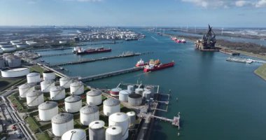 Rotterdam, Caland Kanalı 'ndaki Europoort petrol terminali, petrol ürünleri ve nakliye. Hava aracı görüntülemesi.