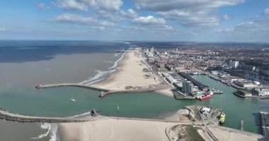 Schevening 'in liman girişi, Lahey limanı. Hollanda 'da. Hava aracı görünümü.