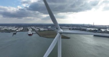Rotterdam, Güney Hollanda, Hollanda, 15 Mart 2025: Rotterdam, Europoort, Caland Kanalı, hava aracı görüntülerinde rüzgar türbinleri.