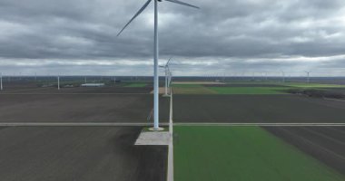 Kırsal, Flevoland, Hollanda 'daki bir rüzgar değirmeninin hava görüntüsünü kapatın.
