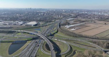Çok şeritli trafik otoyolu kavşağı. Hava aracı görüntüsü. Nakliye ve hareket kabiliyeti..
