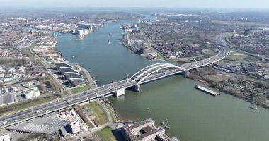Van Brienenoord Köprüsü, Nieuwe Maas, Rotterdam, Hollanda üzerindeki köprü, hava aracı görüntüsü.