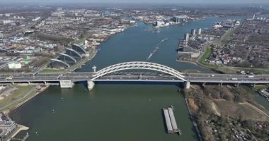 Van Brienenoord Köprüsü, Nieuwe Maas, Rotterdam, Hollanda üzerindeki köprü, hava aracı görüntüsü.