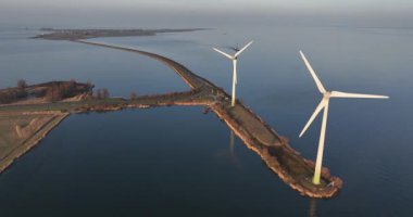 Altın saat, günbatımı, Hollanda 'da rüzgar türbini. Hava görünümleri.