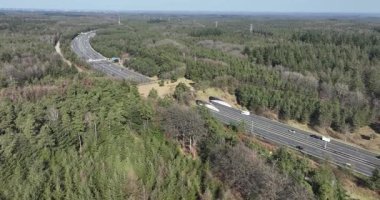 Çevresel geçiş altyapısı, doğa otobandan geçiyor. Hava aracı görüntüsü..