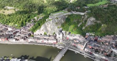 Dinant, Belçika, küçük köy, hava aracı manzaralı..
