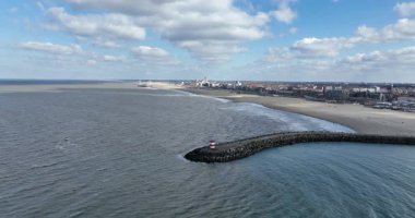 Scheveningen 'in kıyı şeridi, Lahey, plaj ve rıhtım. Hava aracı görüntülemesi.